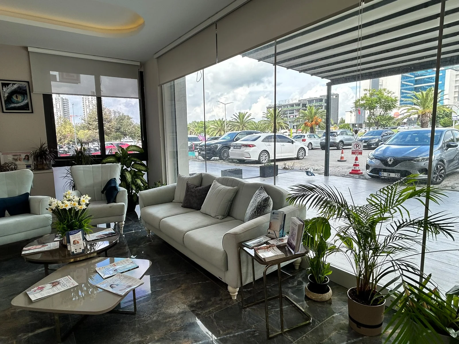 Geniş pencerelerle aydınlanan klinik bekleme alanı
